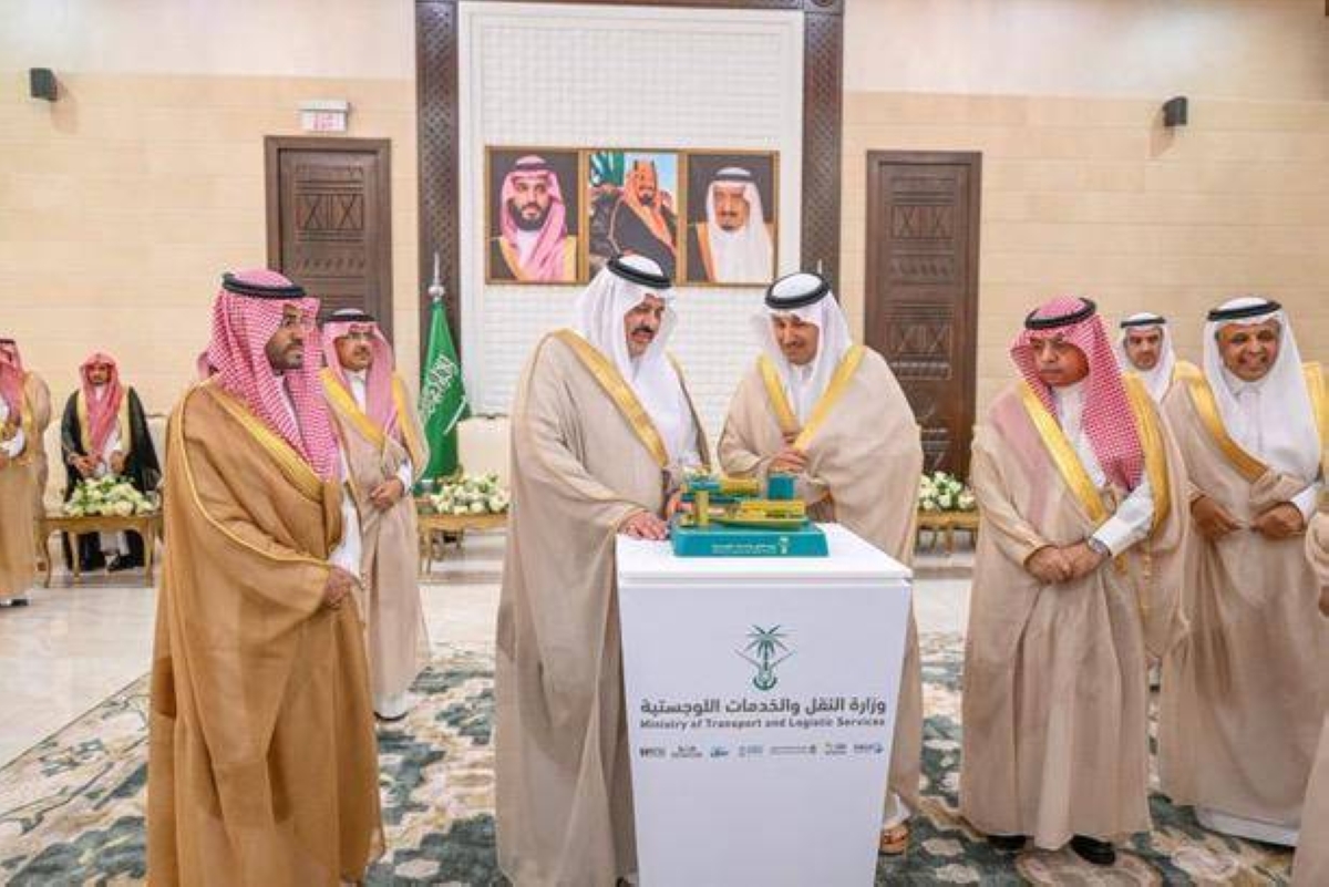 مشروعات طرق حائل: أمير المنطقة يدشّن 13 مشروعاً جديدة بتكلفة 47 مليون ريال