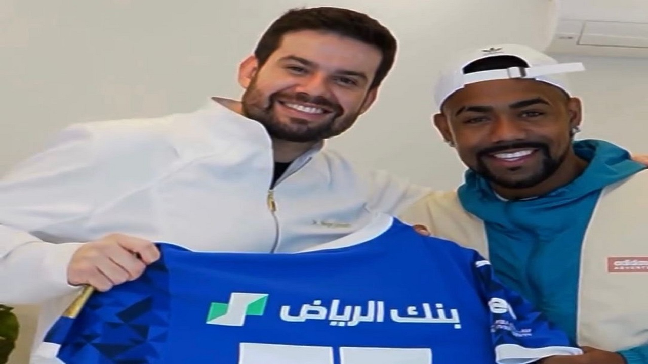 قميص الهلال بتوقيع مالكوم: النجم يهدي زميله مفاجأة مميزة في الفريق